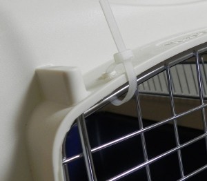 correct way to cable tie door of kennel